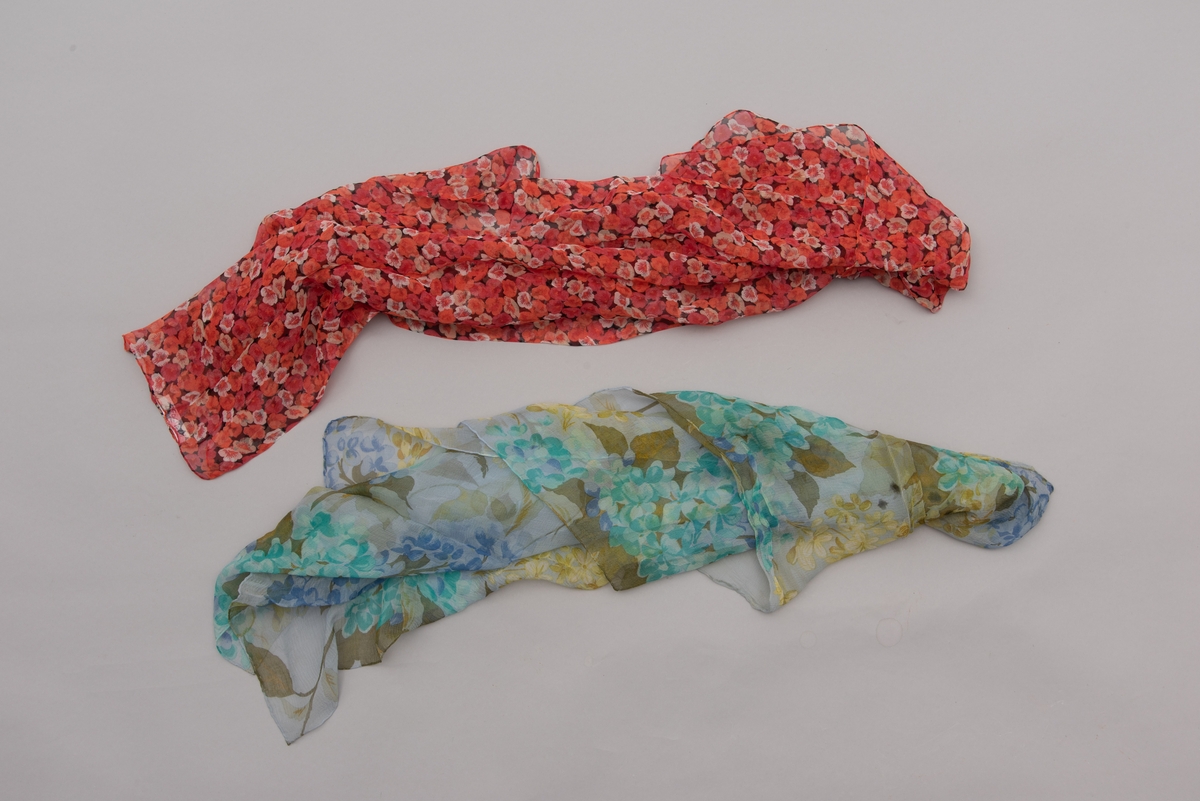 En grå-beige draktkjole og to tynne fargede sjal. Drakta er tredelt med bluse, skjørt og jakke. Drakt og sjal ble brukt sammen.