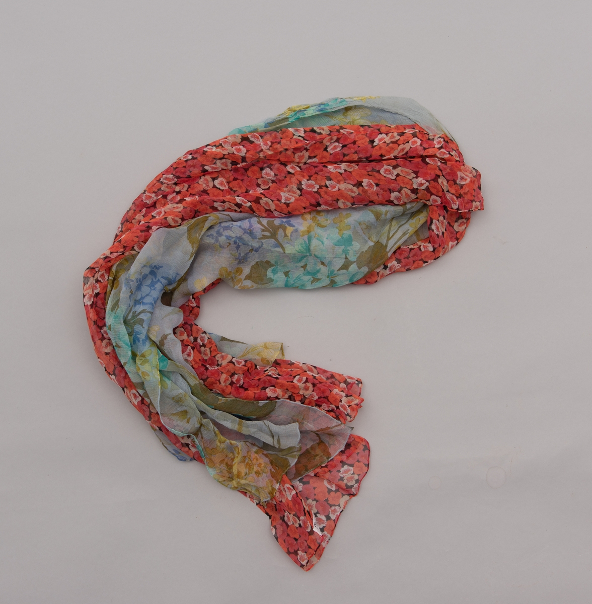 En grå-beige draktkjole og to tynne fargede sjal. Drakta er tredelt med bluse, skjørt og jakke. Drakt og sjal ble brukt sammen.