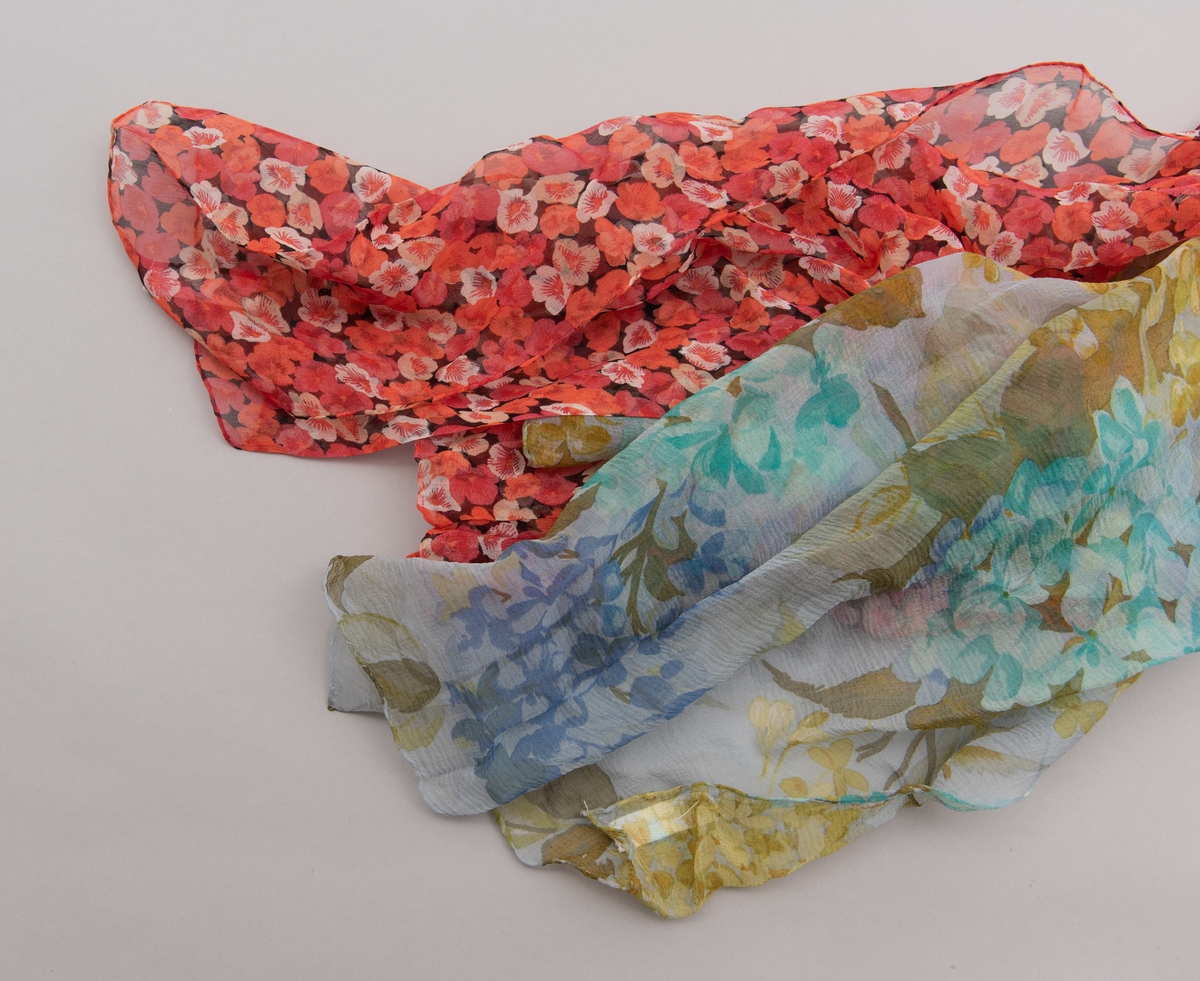 En grå-beige draktkjole og to tynne fargede sjal. Drakta er tredelt med bluse, skjørt og jakke. Drakt og sjal ble brukt sammen.