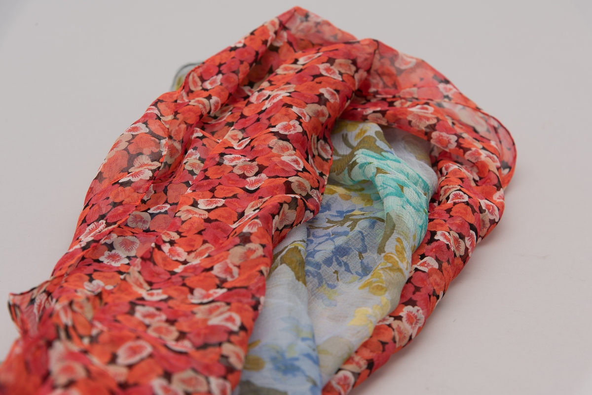 En grå-beige draktkjole og to tynne fargede sjal. Drakta er tredelt med bluse, skjørt og jakke. Drakt og sjal ble brukt sammen.