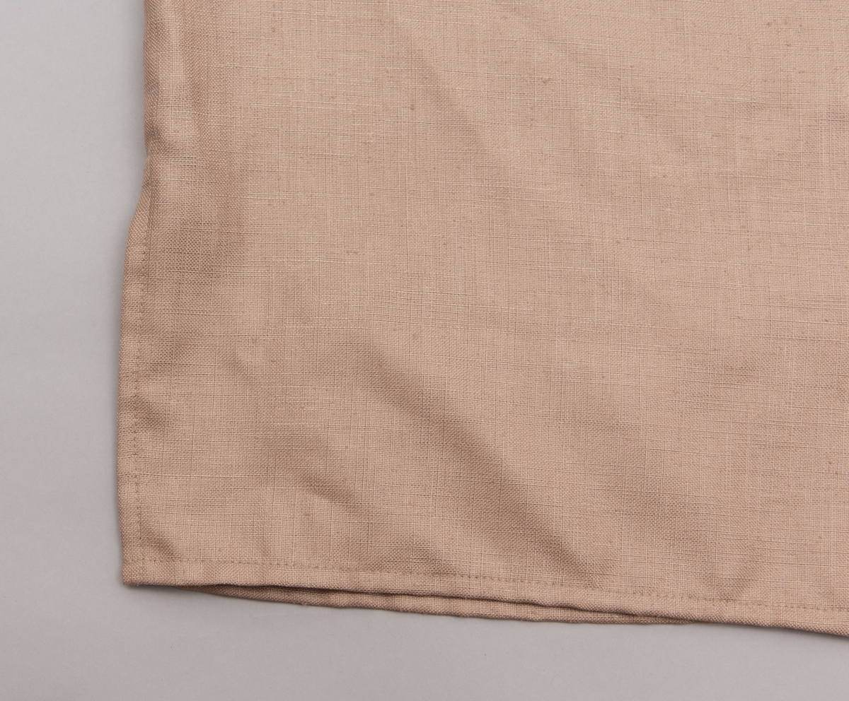 En grå-beige draktkjole og to tynne fargede sjal. Drakta er tredelt med bluse, skjørt og jakke. Drakt og sjal ble brukt sammen.