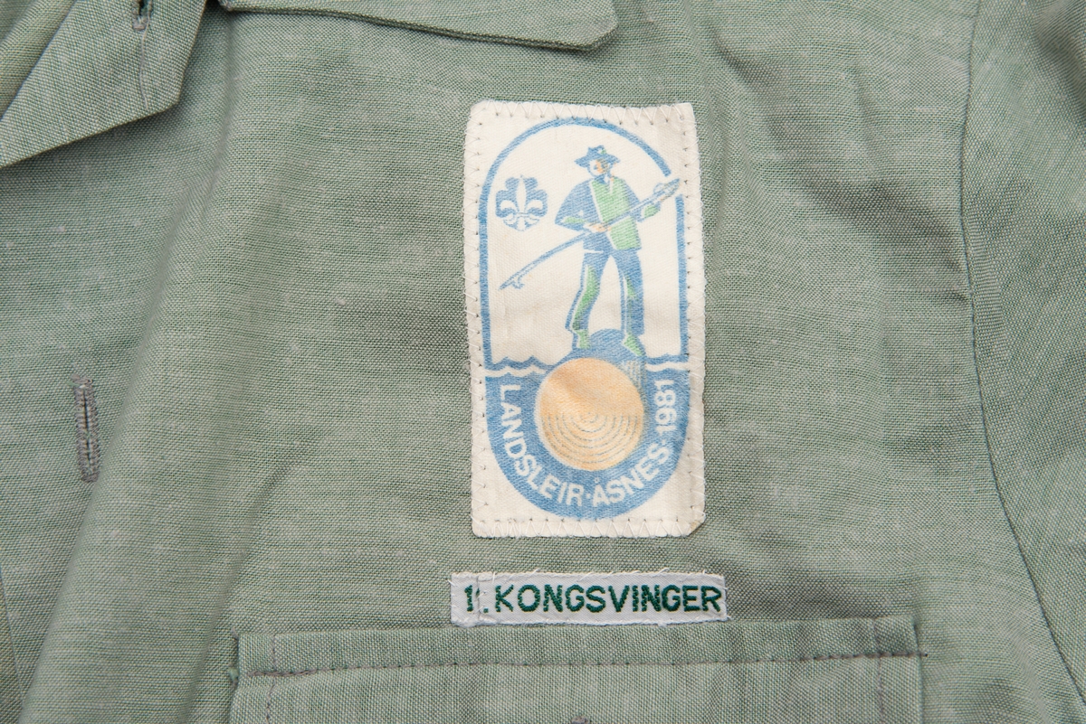 Gave fra Reidun Snertingdal.
Speideruniformer til pike og gutt. Tilhørt, trolig, hennes barn.
I klærne er det sydd inn navnene Mette Snertingdal og Rolf Snertingdal.

Klærne består av, 2 stk skjerf (et blått og et grønt rutete), 1 stk speiderskjorte, 1 speiderlue, 1 stk t-skjorte fra Speiderleir Landstreff på Åsnes i 1991.
