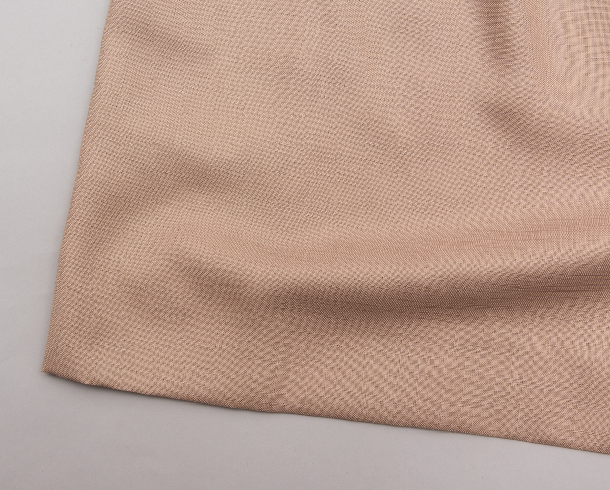 En grå-beige draktkjole og to tynne fargede sjal. Drakta er tredelt med bluse, skjørt og jakke. Drakt og sjal ble brukt sammen.