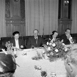 Kronprins Olav og prinsesse Astrid ankommer Britannia