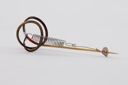 Skisse i gull [Brosje]