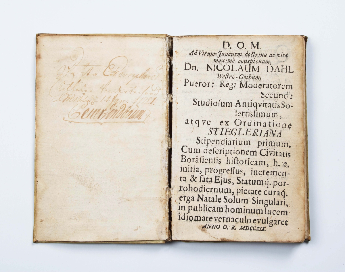 Bok, "Boërosia". Originalutgåva från 1719. Författad av Nils Hufwedsson Dal. 

De första 4 sidorna med latinsk text: Boërofia, Urbs, per Regna Septemtrionis, mercatura nobilis...........

På sidan 102, kopparstick av "Westgöte = dräng". I dagligt tal kallad "Knalle", (gårdfarihandlare från Sjuhäradsbygden i Västergötland).

På första och sista sidan, tidigare namn på ägare.

Boken handlar om Borås tillblivelse och historia, stadens uppbyggnad och handel, knallarnas hemliga språk månsing m.m.

Boërosia är det latinska namnet för Borås

Anm:
Nils Hufwedsson Dal (latiniserat Nicolaus Hugonis), född 19 januari 1690 i Borås, död 1740 i Stockholm, var en historiograf och akademiskt skolad publicist och tillika översättare från latin och isländska. Han är mest ihågkommen för en kulturhistoriskt intressant skildring av Borås, Boërosia (1719) samt Specimen biographicum de antiquariis Sueciae (1724), som innehåller värdefulla upplysningar om Antikvitetsarkivets första år.

Nils Hufwedsson Dal var son till rådmannen Hufwed Nilsson och hans hustru Maria Andersson Kampe, vilka båda tillhörde gamla boråssläkter. Efter studier i Borås och Katedralskolan i Skara inskrevs Dal 1707 vid Västgöta nation i Uppsala. Hans mentor blev – även senare i livet – universitetets dåvarande bibliotekarie Erik Benzelius d.y.. Tre år senare, vid 20 års ålder, examinerades Dal genom att inför ett akademiskt auditorium försvara Benzelius' latinska översättning och kommentar av ett äldre manuskript från Vadstena, nämligen Margareta Olausdotters krönika om Heliga Birgittas släkt.

Året efter hotade en pestepidemi att sprida sig även till Uppsala akademi, vilket fick Dal att vända hem till Borås. Där fördrev han det kommande året med att samla material till en avhandling om Borås tillblivelse och historia, stadens uppbyggnad och handel, knallarnas hemliga språk månsing m. m. 1719 lades arbetet fram på latin och översattes samma år av författaren själv till svenska. Att det tog så lång tid som åtta år för honom att färdigställa sin avhandling förklaras av att Dal samtidigt försörjde sig som informator i förnäma familjer. En viss fallenhet för att dricka sägs också ha minskat såväl hans vetenskapliga iver som förmåga till karriär, enligt en biograf.

Från 1717 var Dal bosatt i Stockholm, där Benzelius anlitade honom i diverse litterära projekt. Han verkade som lärare åt de kungliga pagerna och var auskultant i Antikvitetsarkivet 1717–1729. 1722 reste han som stipendiat till Köpenhamn för att studera isländska handskrifter. Året efter gjorde han samma slags resa till England. Han var en trägen publicist, liksom översättare, bland annat av en antik författare som Cornelius Nepos, av isländska sagor, av renässansfilosofen Francis Bacon och av Johann George Rüdlings Stockholmsbeskrivning. Han var troligen själv upphovsman till det litterära falsifikatet Konung Krembres i Giötaland och konung Augis i Uppsala saga som utgavs för att vara en översättning av ett isländskt original (Wikipedia)