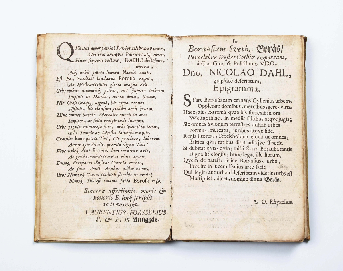 Bok, "Boërosia". Originalutgåva från 1719. Författad av Nils Hufwedsson Dal. 

De första 4 sidorna med latinsk text: Boërofia, Urbs, per Regna Septemtrionis, mercatura nobilis...........

På sidan 102, kopparstick av "Westgöte = dräng". I dagligt tal kallad "Knalle", (gårdfarihandlare från Sjuhäradsbygden i Västergötland).

På första och sista sidan, tidigare namn på ägare.

Boken handlar om Borås tillblivelse och historia, stadens uppbyggnad och handel, knallarnas hemliga språk månsing m.m.

Boërosia är det latinska namnet för Borås

Anm:
Nils Hufwedsson Dal (latiniserat Nicolaus Hugonis), född 19 januari 1690 i Borås, död 1740 i Stockholm, var en historiograf och akademiskt skolad publicist och tillika översättare från latin och isländska. Han är mest ihågkommen för en kulturhistoriskt intressant skildring av Borås, Boërosia (1719) samt Specimen biographicum de antiquariis Sueciae (1724), som innehåller värdefulla upplysningar om Antikvitetsarkivets första år.

Nils Hufwedsson Dal var son till rådmannen Hufwed Nilsson och hans hustru Maria Andersson Kampe, vilka båda tillhörde gamla boråssläkter. Efter studier i Borås och Katedralskolan i Skara inskrevs Dal 1707 vid Västgöta nation i Uppsala. Hans mentor blev – även senare i livet – universitetets dåvarande bibliotekarie Erik Benzelius d.y.. Tre år senare, vid 20 års ålder, examinerades Dal genom att inför ett akademiskt auditorium försvara Benzelius' latinska översättning och kommentar av ett äldre manuskript från Vadstena, nämligen Margareta Olausdotters krönika om Heliga Birgittas släkt.

Året efter hotade en pestepidemi att sprida sig även till Uppsala akademi, vilket fick Dal att vända hem till Borås. Där fördrev han det kommande året med att samla material till en avhandling om Borås tillblivelse och historia, stadens uppbyggnad och handel, knallarnas hemliga språk månsing m. m. 1719 lades arbetet fram på latin och översattes samma år av författaren själv till svenska. Att det tog så lång tid som åtta år för honom att färdigställa sin avhandling förklaras av att Dal samtidigt försörjde sig som informator i förnäma familjer. En viss fallenhet för att dricka sägs också ha minskat såväl hans vetenskapliga iver som förmåga till karriär, enligt en biograf.

Från 1717 var Dal bosatt i Stockholm, där Benzelius anlitade honom i diverse litterära projekt. Han verkade som lärare åt de kungliga pagerna och var auskultant i Antikvitetsarkivet 1717–1729. 1722 reste han som stipendiat till Köpenhamn för att studera isländska handskrifter. Året efter gjorde han samma slags resa till England. Han var en trägen publicist, liksom översättare, bland annat av en antik författare som Cornelius Nepos, av isländska sagor, av renässansfilosofen Francis Bacon och av Johann George Rüdlings Stockholmsbeskrivning. Han var troligen själv upphovsman till det litterära falsifikatet Konung Krembres i Giötaland och konung Augis i Uppsala saga som utgavs för att vara en översättning av ett isländskt original (Wikipedia)