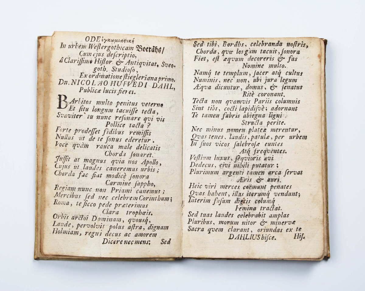 Bok, "Boërosia". Originalutgåva från 1719. Författad av Nils Hufwedsson Dal. 

De första 4 sidorna med latinsk text: Boërofia, Urbs, per Regna Septemtrionis, mercatura nobilis...........

På sidan 102, kopparstick av "Westgöte = dräng". I dagligt tal kallad "Knalle", (gårdfarihandlare från Sjuhäradsbygden i Västergötland).

På första och sista sidan, tidigare namn på ägare.

Boken handlar om Borås tillblivelse och historia, stadens uppbyggnad och handel, knallarnas hemliga språk månsing m.m.

Boërosia är det latinska namnet för Borås

Anm:
Nils Hufwedsson Dal (latiniserat Nicolaus Hugonis), född 19 januari 1690 i Borås, död 1740 i Stockholm, var en historiograf och akademiskt skolad publicist och tillika översättare från latin och isländska. Han är mest ihågkommen för en kulturhistoriskt intressant skildring av Borås, Boërosia (1719) samt Specimen biographicum de antiquariis Sueciae (1724), som innehåller värdefulla upplysningar om Antikvitetsarkivets första år.

Nils Hufwedsson Dal var son till rådmannen Hufwed Nilsson och hans hustru Maria Andersson Kampe, vilka båda tillhörde gamla boråssläkter. Efter studier i Borås och Katedralskolan i Skara inskrevs Dal 1707 vid Västgöta nation i Uppsala. Hans mentor blev – även senare i livet – universitetets dåvarande bibliotekarie Erik Benzelius d.y.. Tre år senare, vid 20 års ålder, examinerades Dal genom att inför ett akademiskt auditorium försvara Benzelius' latinska översättning och kommentar av ett äldre manuskript från Vadstena, nämligen Margareta Olausdotters krönika om Heliga Birgittas släkt.

Året efter hotade en pestepidemi att sprida sig även till Uppsala akademi, vilket fick Dal att vända hem till Borås. Där fördrev han det kommande året med att samla material till en avhandling om Borås tillblivelse och historia, stadens uppbyggnad och handel, knallarnas hemliga språk månsing m. m. 1719 lades arbetet fram på latin och översattes samma år av författaren själv till svenska. Att det tog så lång tid som åtta år för honom att färdigställa sin avhandling förklaras av att Dal samtidigt försörjde sig som informator i förnäma familjer. En viss fallenhet för att dricka sägs också ha minskat såväl hans vetenskapliga iver som förmåga till karriär, enligt en biograf.

Från 1717 var Dal bosatt i Stockholm, där Benzelius anlitade honom i diverse litterära projekt. Han verkade som lärare åt de kungliga pagerna och var auskultant i Antikvitetsarkivet 1717–1729. 1722 reste han som stipendiat till Köpenhamn för att studera isländska handskrifter. Året efter gjorde han samma slags resa till England. Han var en trägen publicist, liksom översättare, bland annat av en antik författare som Cornelius Nepos, av isländska sagor, av renässansfilosofen Francis Bacon och av Johann George Rüdlings Stockholmsbeskrivning. Han var troligen själv upphovsman till det litterära falsifikatet Konung Krembres i Giötaland och konung Augis i Uppsala saga som utgavs för att vara en översättning av ett isländskt original (Wikipedia)