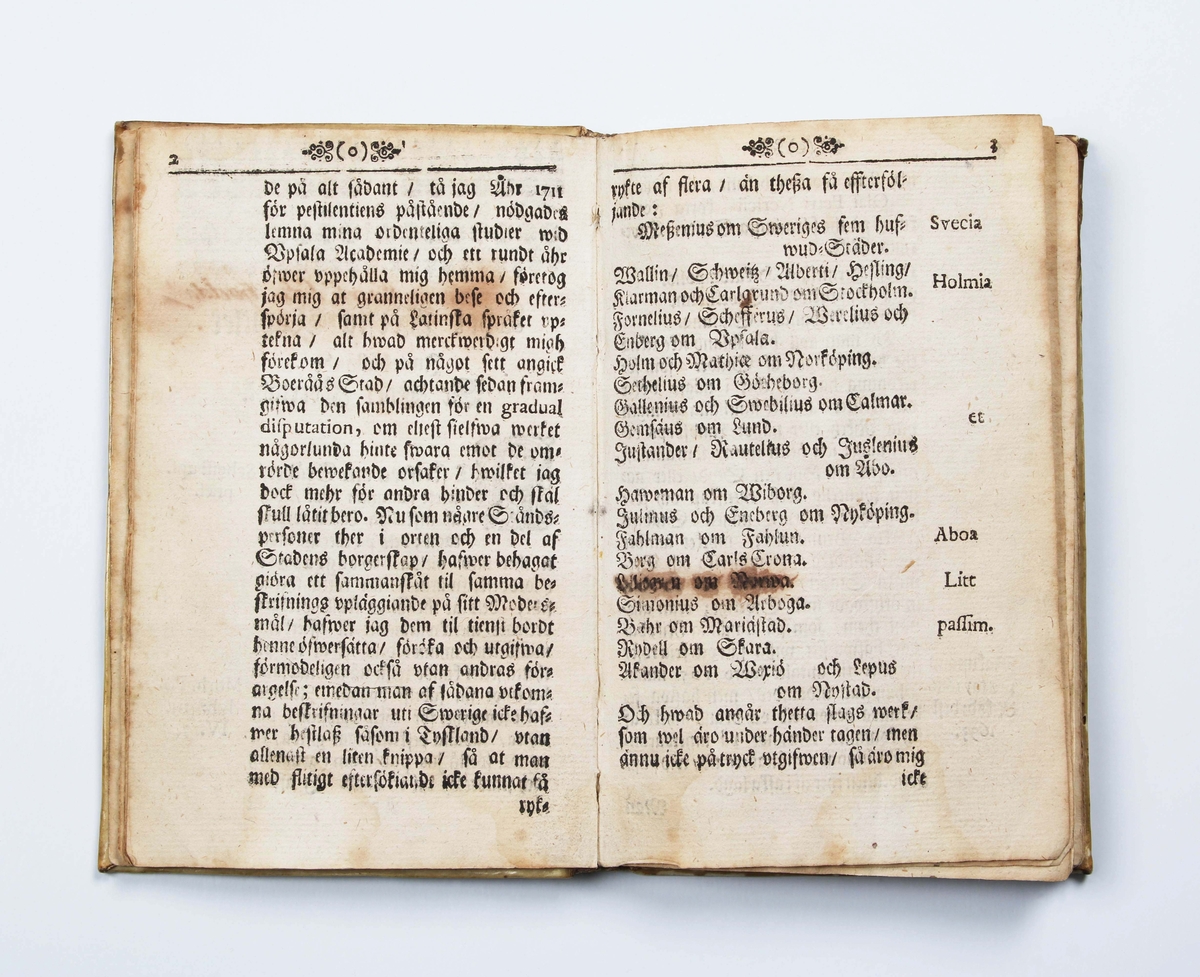 Bok, "Boërosia". Originalutgåva från 1719. Författad av Nils Hufwedsson Dal. 

De första 4 sidorna med latinsk text: Boërofia, Urbs, per Regna Septemtrionis, mercatura nobilis...........

På sidan 102, kopparstick av "Westgöte = dräng". I dagligt tal kallad "Knalle", (gårdfarihandlare från Sjuhäradsbygden i Västergötland).

På första och sista sidan, tidigare namn på ägare.

Boken handlar om Borås tillblivelse och historia, stadens uppbyggnad och handel, knallarnas hemliga språk månsing m.m.

Boërosia är det latinska namnet för Borås

Anm:
Nils Hufwedsson Dal (latiniserat Nicolaus Hugonis), född 19 januari 1690 i Borås, död 1740 i Stockholm, var en historiograf och akademiskt skolad publicist och tillika översättare från latin och isländska. Han är mest ihågkommen för en kulturhistoriskt intressant skildring av Borås, Boërosia (1719) samt Specimen biographicum de antiquariis Sueciae (1724), som innehåller värdefulla upplysningar om Antikvitetsarkivets första år.

Nils Hufwedsson Dal var son till rådmannen Hufwed Nilsson och hans hustru Maria Andersson Kampe, vilka båda tillhörde gamla boråssläkter. Efter studier i Borås och Katedralskolan i Skara inskrevs Dal 1707 vid Västgöta nation i Uppsala. Hans mentor blev – även senare i livet – universitetets dåvarande bibliotekarie Erik Benzelius d.y.. Tre år senare, vid 20 års ålder, examinerades Dal genom att inför ett akademiskt auditorium försvara Benzelius' latinska översättning och kommentar av ett äldre manuskript från Vadstena, nämligen Margareta Olausdotters krönika om Heliga Birgittas släkt.

Året efter hotade en pestepidemi att sprida sig även till Uppsala akademi, vilket fick Dal att vända hem till Borås. Där fördrev han det kommande året med att samla material till en avhandling om Borås tillblivelse och historia, stadens uppbyggnad och handel, knallarnas hemliga språk månsing m. m. 1719 lades arbetet fram på latin och översattes samma år av författaren själv till svenska. Att det tog så lång tid som åtta år för honom att färdigställa sin avhandling förklaras av att Dal samtidigt försörjde sig som informator i förnäma familjer. En viss fallenhet för att dricka sägs också ha minskat såväl hans vetenskapliga iver som förmåga till karriär, enligt en biograf.

Från 1717 var Dal bosatt i Stockholm, där Benzelius anlitade honom i diverse litterära projekt. Han verkade som lärare åt de kungliga pagerna och var auskultant i Antikvitetsarkivet 1717–1729. 1722 reste han som stipendiat till Köpenhamn för att studera isländska handskrifter. Året efter gjorde han samma slags resa till England. Han var en trägen publicist, liksom översättare, bland annat av en antik författare som Cornelius Nepos, av isländska sagor, av renässansfilosofen Francis Bacon och av Johann George Rüdlings Stockholmsbeskrivning. Han var troligen själv upphovsman till det litterära falsifikatet Konung Krembres i Giötaland och konung Augis i Uppsala saga som utgavs för att vara en översättning av ett isländskt original (Wikipedia)