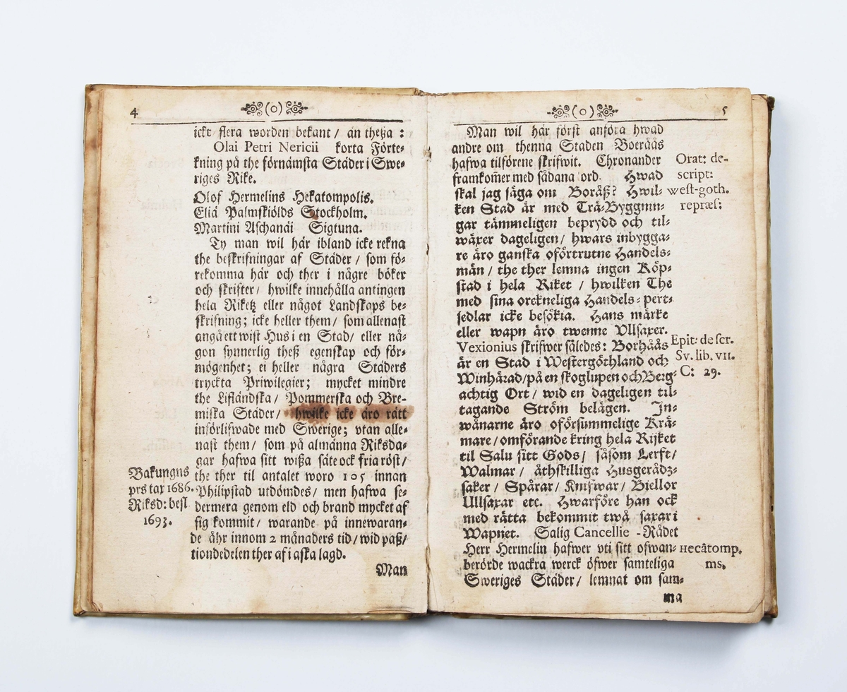 Bok, "Boërosia". Originalutgåva från 1719. Författad av Nils Hufwedsson Dal. 

De första 4 sidorna med latinsk text: Boërofia, Urbs, per Regna Septemtrionis, mercatura nobilis...........

På sidan 102, kopparstick av "Westgöte = dräng". I dagligt tal kallad "Knalle", (gårdfarihandlare från Sjuhäradsbygden i Västergötland).

På första och sista sidan, tidigare namn på ägare.

Boken handlar om Borås tillblivelse och historia, stadens uppbyggnad och handel, knallarnas hemliga språk månsing m.m.

Boërosia är det latinska namnet för Borås

Anm:
Nils Hufwedsson Dal (latiniserat Nicolaus Hugonis), född 19 januari 1690 i Borås, död 1740 i Stockholm, var en historiograf och akademiskt skolad publicist och tillika översättare från latin och isländska. Han är mest ihågkommen för en kulturhistoriskt intressant skildring av Borås, Boërosia (1719) samt Specimen biographicum de antiquariis Sueciae (1724), som innehåller värdefulla upplysningar om Antikvitetsarkivets första år.

Nils Hufwedsson Dal var son till rådmannen Hufwed Nilsson och hans hustru Maria Andersson Kampe, vilka båda tillhörde gamla boråssläkter. Efter studier i Borås och Katedralskolan i Skara inskrevs Dal 1707 vid Västgöta nation i Uppsala. Hans mentor blev – även senare i livet – universitetets dåvarande bibliotekarie Erik Benzelius d.y.. Tre år senare, vid 20 års ålder, examinerades Dal genom att inför ett akademiskt auditorium försvara Benzelius' latinska översättning och kommentar av ett äldre manuskript från Vadstena, nämligen Margareta Olausdotters krönika om Heliga Birgittas släkt.

Året efter hotade en pestepidemi att sprida sig även till Uppsala akademi, vilket fick Dal att vända hem till Borås. Där fördrev han det kommande året med att samla material till en avhandling om Borås tillblivelse och historia, stadens uppbyggnad och handel, knallarnas hemliga språk månsing m. m. 1719 lades arbetet fram på latin och översattes samma år av författaren själv till svenska. Att det tog så lång tid som åtta år för honom att färdigställa sin avhandling förklaras av att Dal samtidigt försörjde sig som informator i förnäma familjer. En viss fallenhet för att dricka sägs också ha minskat såväl hans vetenskapliga iver som förmåga till karriär, enligt en biograf.

Från 1717 var Dal bosatt i Stockholm, där Benzelius anlitade honom i diverse litterära projekt. Han verkade som lärare åt de kungliga pagerna och var auskultant i Antikvitetsarkivet 1717–1729. 1722 reste han som stipendiat till Köpenhamn för att studera isländska handskrifter. Året efter gjorde han samma slags resa till England. Han var en trägen publicist, liksom översättare, bland annat av en antik författare som Cornelius Nepos, av isländska sagor, av renässansfilosofen Francis Bacon och av Johann George Rüdlings Stockholmsbeskrivning. Han var troligen själv upphovsman till det litterära falsifikatet Konung Krembres i Giötaland och konung Augis i Uppsala saga som utgavs för att vara en översättning av ett isländskt original (Wikipedia)