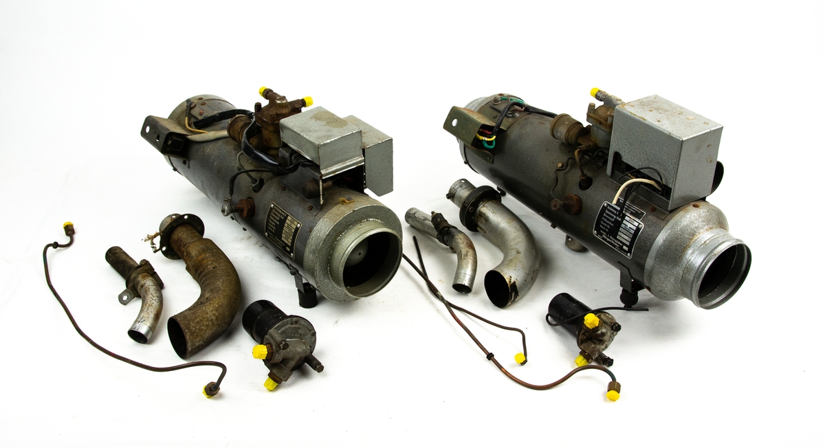 Delar till Servicebil 405.
Inventarielista: Div, belysning i skåp, ventilationsruta vänster 2st, ventilationsruta höger 2st, drivaxel vänster, laddningsrelä 2st, relä, kardanstång främre med stödlager 2st, växelförararm 2st, backlampor 2st, instrumentpanel 2st, backspegel komplett vänster 2st, lysrörsamatur ej komplett 2st, varmluftsaggregat 2st, ventilationsruta 2st, kylare 1st, drivaxel höger 1st, luftrenare 1st, blinkersfram 2st, huvudströmbrytare 2st, skyltlyse 3st, bakljus 1st, bromsservo 2st, startmotor 2st, signalhorn 2st, v-torkarmotor 2st, backspegel komplett höger 2st, värmepaket 2st, strålkastare komplett höger 2st, strålkastare komplett vänster 2st, bakre kardanstång med knutkors 2st, hastighetsmätarewire 1st, blinkersbak 3st, innerbelysning 3st, tändspole 2st och växelförararm 2st.