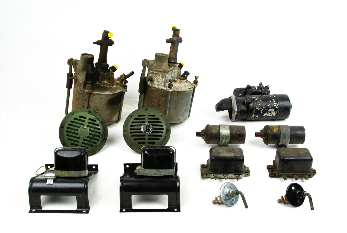Delar till Servicebil 405.
Inventarielista: Div, belysning i skåp, ventilationsruta vänster 2st, ventilationsruta höger 2st, drivaxel vänster, laddningsrelä 2st, relä, kardanstång främre med stödlager 2st, växelförararm 2st, backlampor 2st, instrumentpanel 2st, backspegel komplett vänster 2st, lysrörsamatur ej komplett 2st, varmluftsaggregat 2st, ventilationsruta 2st, kylare 1st, drivaxel höger 1st, luftrenare 1st, blinkersfram 2st, huvudströmbrytare 2st, skyltlyse 3st, bakljus 1st, bromsservo 2st, startmotor 2st, signalhorn 2st, v-torkarmotor 2st, backspegel komplett höger 2st, värmepaket 2st, strålkastare komplett höger 2st, strålkastare komplett vänster 2st, bakre kardanstång med knutkors 2st, hastighetsmätarewire 1st, blinkersbak 3st, innerbelysning 3st, tändspole 2st och växelförararm 2st.