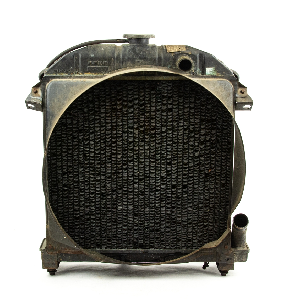 Delar till Servicebil 405.
Inventarielista: Div, belysning i skåp, ventilationsruta vänster 2st, ventilationsruta höger 2st, drivaxel vänster, laddningsrelä 2st, relä, kardanstång främre med stödlager 2st, växelförararm 2st, backlampor 2st, instrumentpanel 2st, backspegel komplett vänster 2st, lysrörsamatur ej komplett 2st, varmluftsaggregat 2st, ventilationsruta 2st, kylare 1st, drivaxel höger 1st, luftrenare 1st, blinkersfram 2st, huvudströmbrytare 2st, skyltlyse 3st, bakljus 1st, bromsservo 2st, startmotor 2st, signalhorn 2st, v-torkarmotor 2st, backspegel komplett höger 2st, värmepaket 2st, strålkastare komplett höger 2st, strålkastare komplett vänster 2st, bakre kardanstång med knutkors 2st, hastighetsmätarewire 1st, blinkersbak 3st, innerbelysning 3st, tändspole 2st och växelförararm 2st.