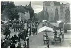 Centrum, Västerås.
Västmanlands Regemente på marsch genom staden, passerande Stora torget, 1927.