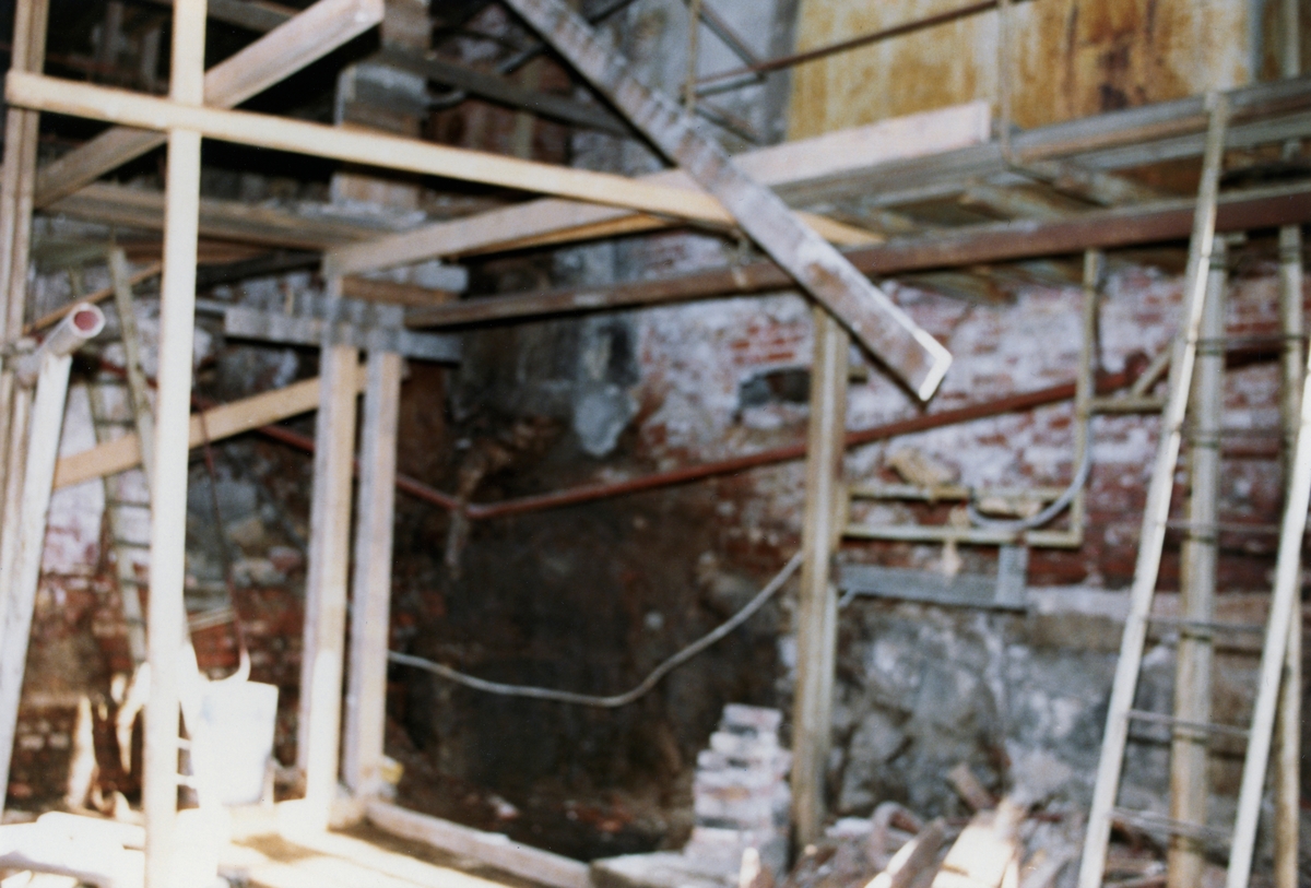 Interiørbilde fra gamle fabrikklokalene etter Klevfos Cellulose- & Papirfabrik i Løten, Hedmark.
