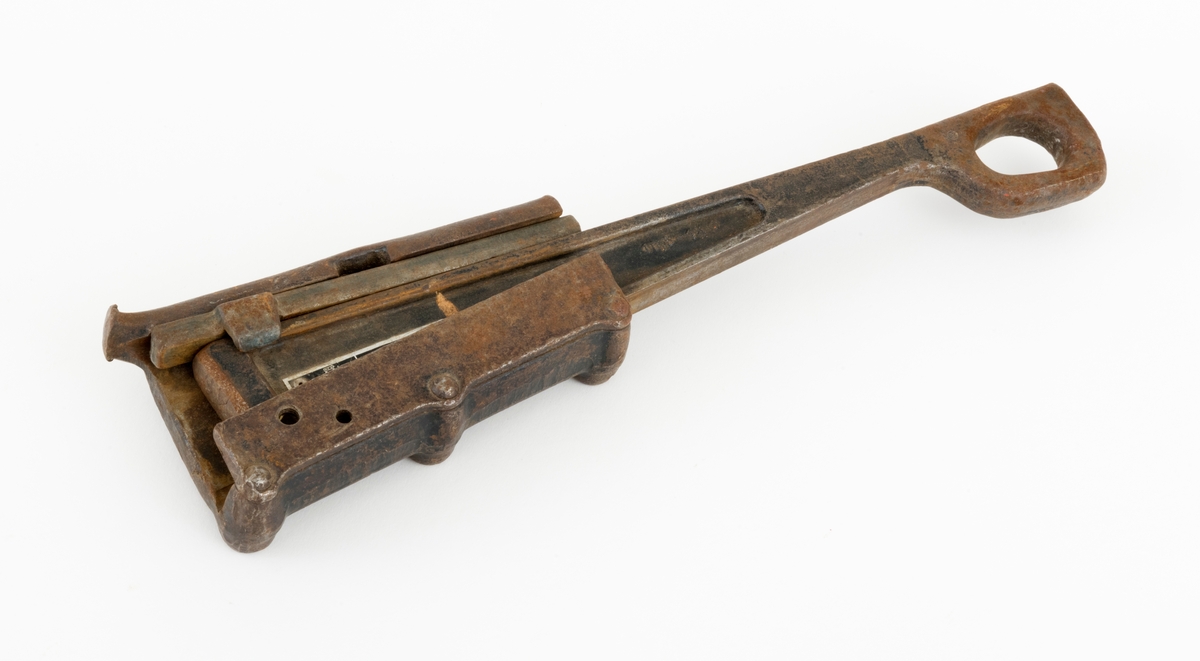 Kileklemme er et redskap som brukes for å stramme, holde fast, ståltau. Denne klemmen kan brukes på ståltau med diameter fra 10,5 til 14 millimeter. Sigurd Eide skriver at en kileklemme "[...]brukes bl. a. under stramming av barduner og bæretau (for mindre anlegg), og feste når tau skal trekkes i terrenget. Kileklemma festes til tauet ved å slå en kile fast [...]. Inntil kilen ligger en løs låseskinne med rifler. Ståltauet presses fast mellom låseskinnen og et avrundet spor i selve klemma."  (Se Eide, Sigurd, "Ståltau i skogbruket", s. 52, her forklares bruken av klemma.)