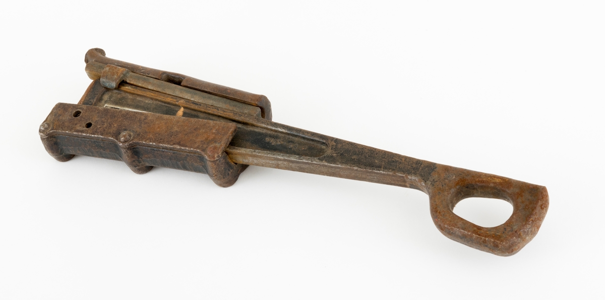 Kileklemme er et redskap som brukes for å stramme, holde fast, ståltau. Denne klemmen kan brukes på ståltau med diameter fra 10,5 til 14 millimeter. Sigurd Eide skriver at en kileklemme "[...]brukes bl. a. under stramming av barduner og bæretau (for mindre anlegg), og feste når tau skal trekkes i terrenget. Kileklemma festes til tauet ved å slå en kile fast [...]. Inntil kilen ligger en løs låseskinne med rifler. Ståltauet presses fast mellom låseskinnen og et avrundet spor i selve klemma."  (Se Eide, Sigurd, "Ståltau i skogbruket", s. 52, her forklares bruken av klemma.)