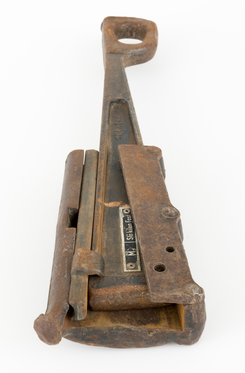 Kileklemme er et redskap som brukes for å stramme, holde fast, ståltau. Denne klemmen kan brukes på ståltau med diameter fra 10,5 til 14 millimeter. Sigurd Eide skriver at en kileklemme "[...]brukes bl. a. under stramming av barduner og bæretau (for mindre anlegg), og feste når tau skal trekkes i terrenget. Kileklemma festes til tauet ved å slå en kile fast [...]. Inntil kilen ligger en løs låseskinne med rifler. Ståltauet presses fast mellom låseskinnen og et avrundet spor i selve klemma."  (Se Eide, Sigurd, "Ståltau i skogbruket", s. 52, her forklares bruken av klemma.)