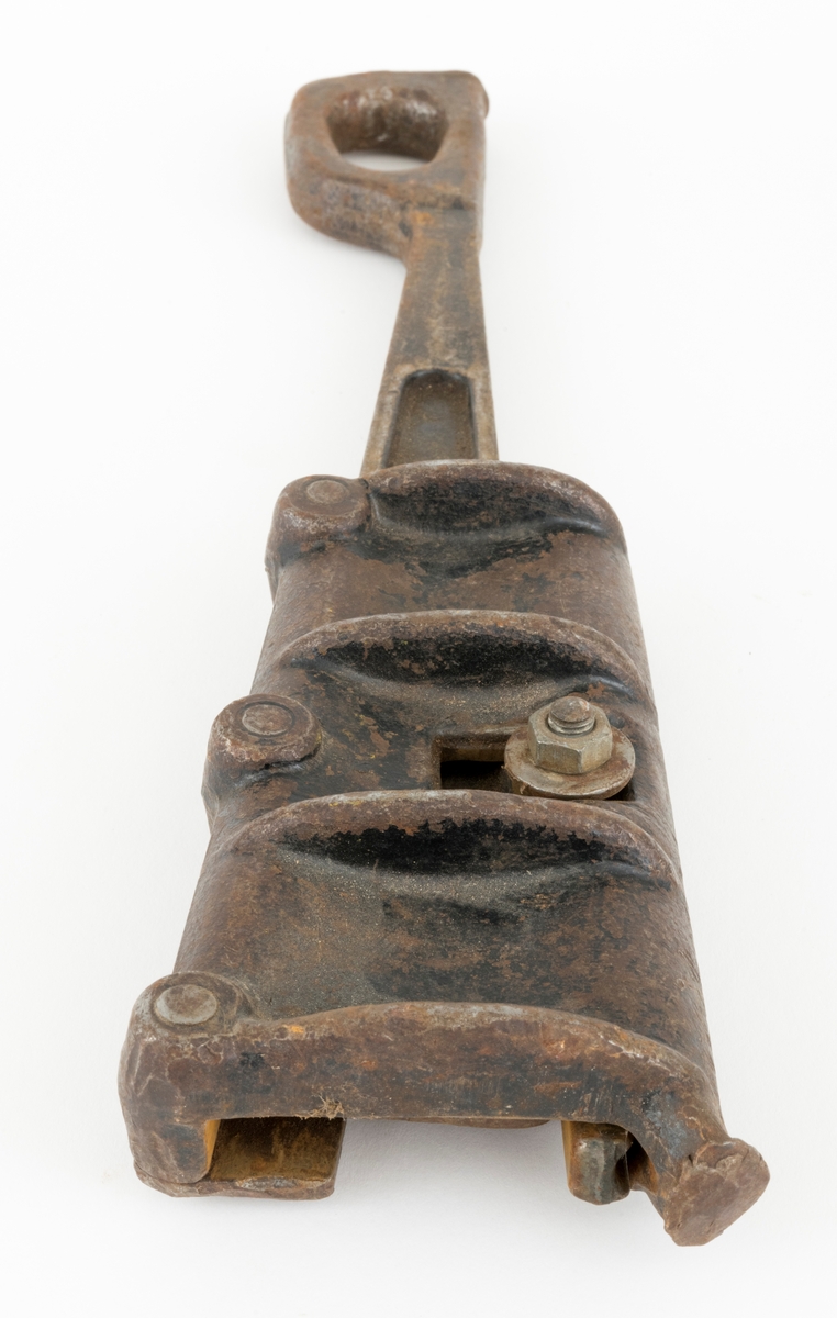 Kileklemme er et redskap som brukes for å stramme, holde fast, ståltau. Denne klemmen kan brukes på ståltau med diameter fra 10,5 til 14 millimeter. Sigurd Eide skriver at en kileklemme "[...]brukes bl. a. under stramming av barduner og bæretau (for mindre anlegg), og feste når tau skal trekkes i terrenget. Kileklemma festes til tauet ved å slå en kile fast [...]. Inntil kilen ligger en løs låseskinne med rifler. Ståltauet presses fast mellom låseskinnen og et avrundet spor i selve klemma."  (Se Eide, Sigurd, "Ståltau i skogbruket", s. 52, her forklares bruken av klemma.)
