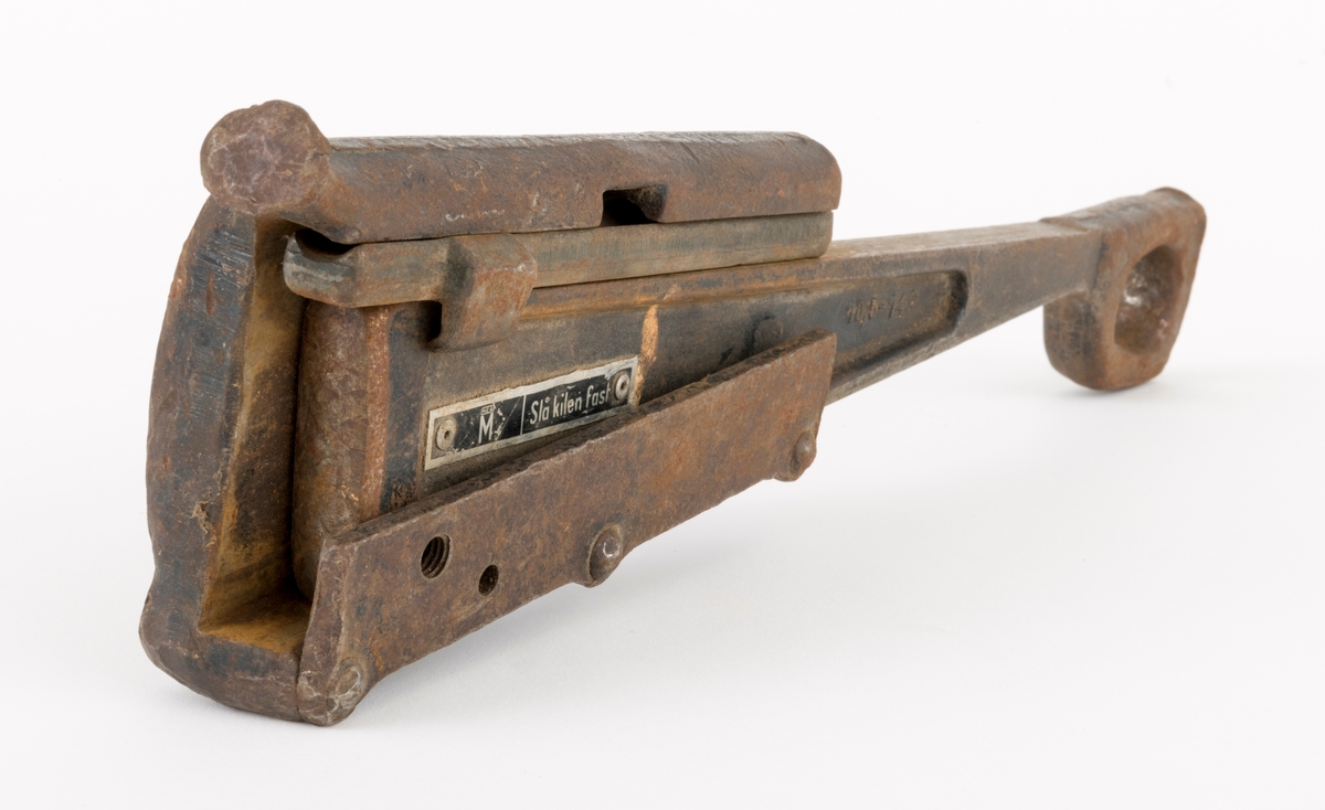 Kileklemme er et redskap som brukes for å stramme, holde fast, ståltau. Denne klemmen kan brukes på ståltau med diameter fra 10,5 til 14 millimeter. Sigurd Eide skriver at en kileklemme "[...]brukes bl. a. under stramming av barduner og bæretau (for mindre anlegg), og feste når tau skal trekkes i terrenget. Kileklemma festes til tauet ved å slå en kile fast [...]. Inntil kilen ligger en løs låseskinne med rifler. Ståltauet presses fast mellom låseskinnen og et avrundet spor i selve klemma."  (Se Eide, Sigurd, "Ståltau i skogbruket", s. 52, her forklares bruken av klemma.)