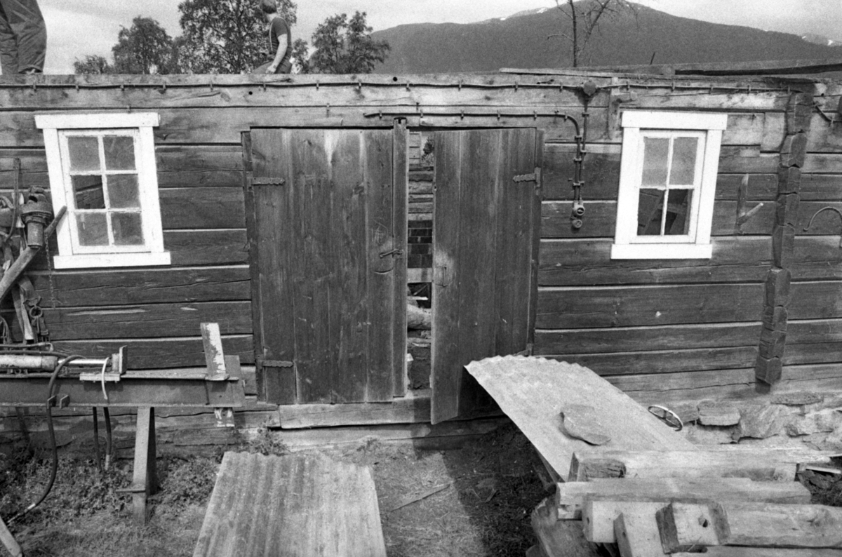 Dokumentasjonsbilder i serie av Opshaugløa i sluttfasen av nedtaking og flytting til Sunnmøre Museum.