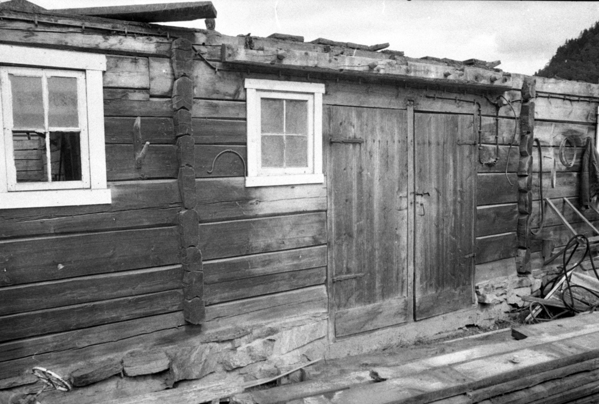 Dokumentasjonsbilder i serie av Opshaugløa i sluttfasen av nedtaking og flytting til Sunnmøre Museum.