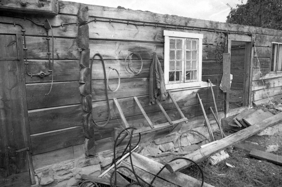 Dokumentasjonsbilder i serie av Opshaugløa i sluttfasen av nedtaking og flytting til Sunnmøre Museum.