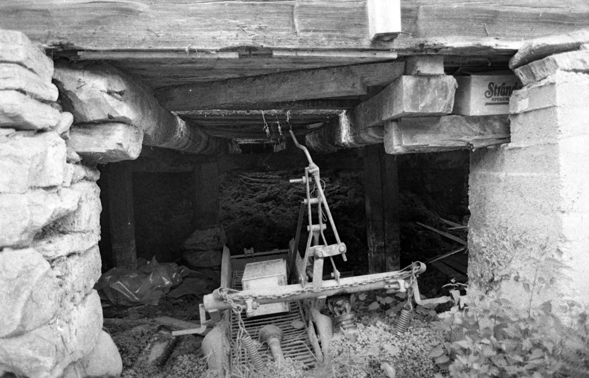 Dokumentasjonsbilder i serie av Opshaugløa i sluttfasen av nedtaking og flytting til Sunnmøre Museum.