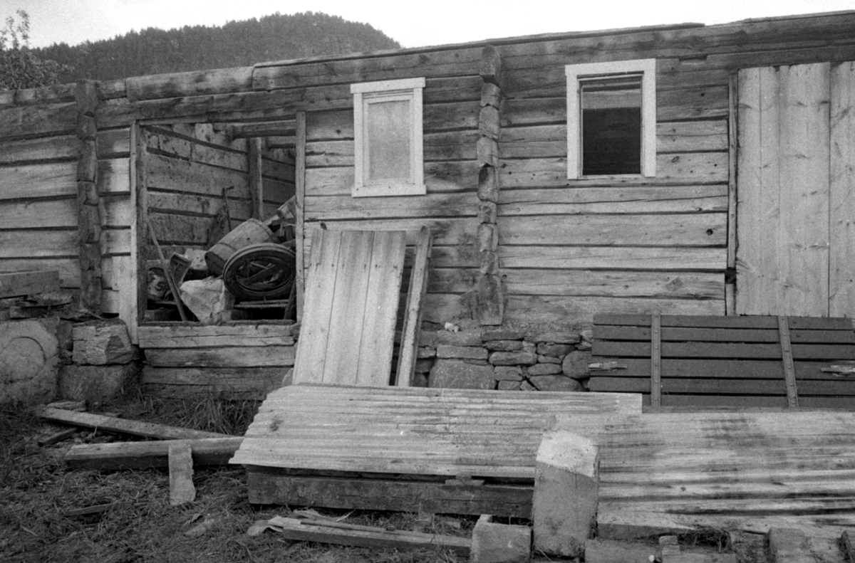 Dokumentasjonsbilder i serie av Opshaugløa i sluttfasen av nedtaking og flytting til Sunnmøre Museum.