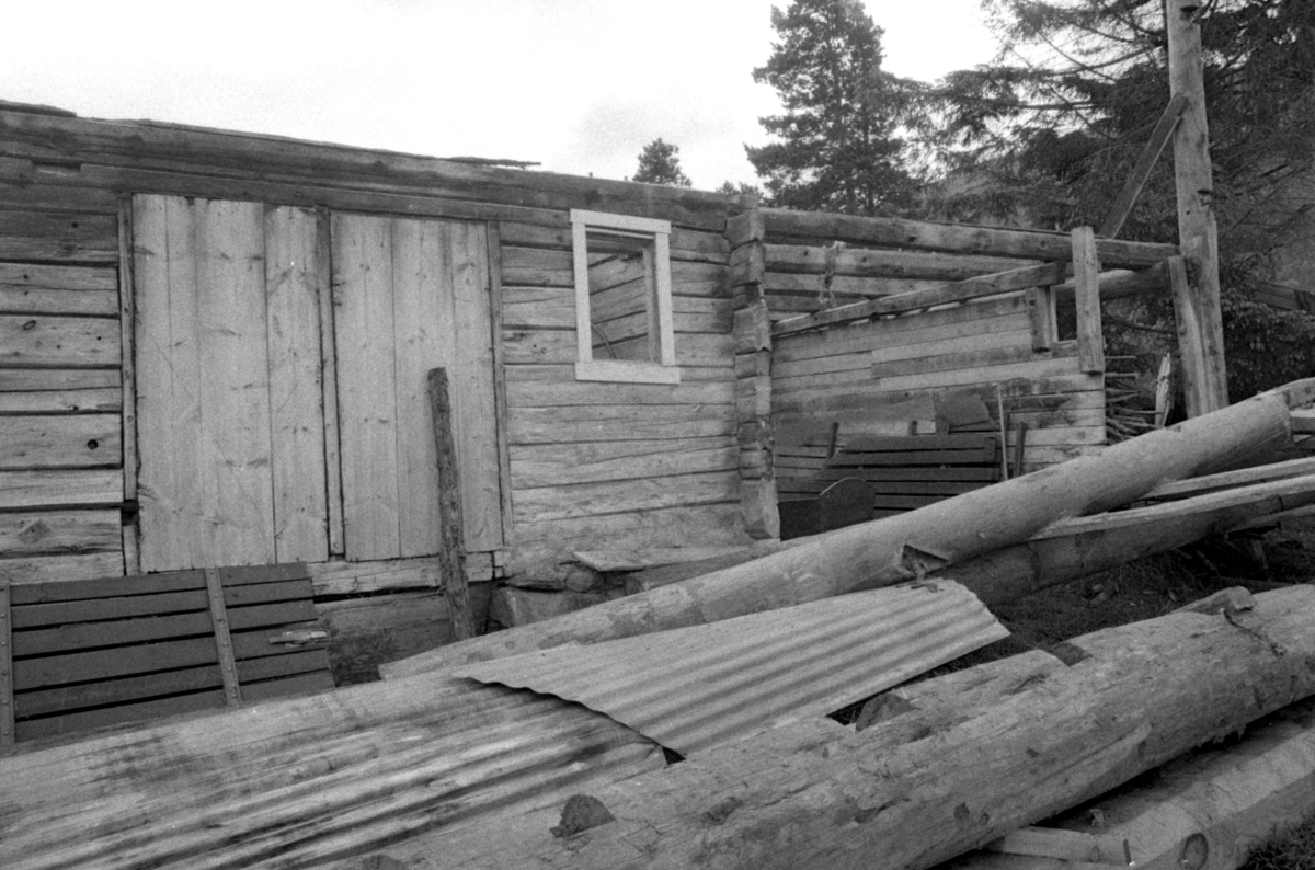 Dokumentasjonsbilder i serie av Opshaugløa i sluttfasen av nedtaking og flytting til Sunnmøre Museum.