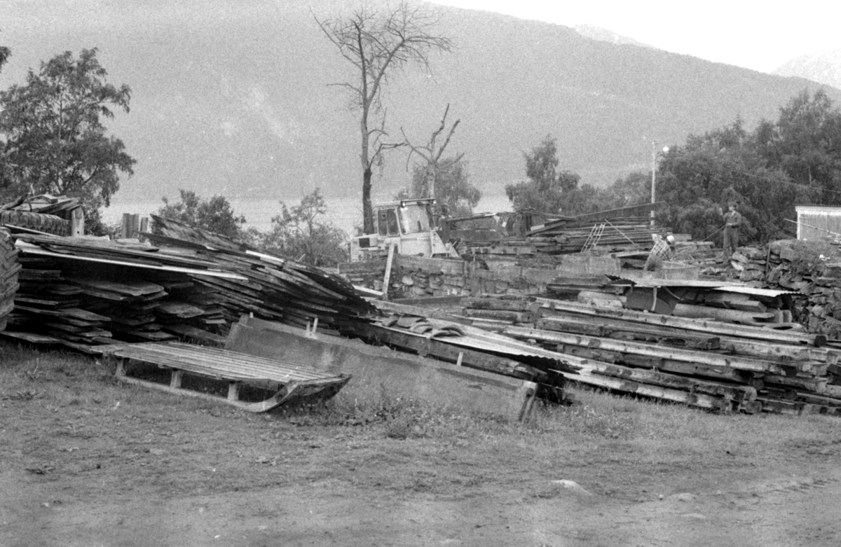 Dokumentasjonsbilder i serie av Opshaugløa i sluttfasen av nedtaking og flytting til Sunnmøre Museum.