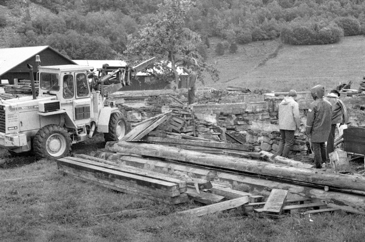 Dokumentasjonsbilder i serie av Opshaugløa i sluttfasen av nedtaking og flytting til Sunnmøre Museum.