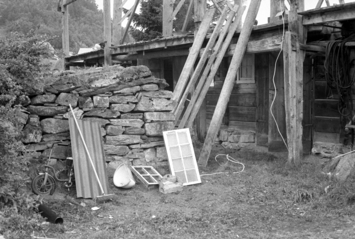 Dokumentasjonsbilder i serie av Opshaugløa i sluttfasen av nedtaking og flytting til Sunnmøre Museum.
