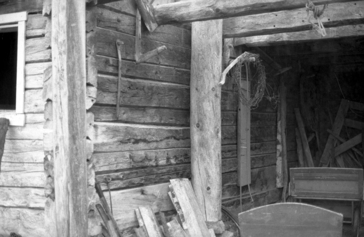 Dokumentasjonsbilder i serie av Opshaugløa i sluttfasen av nedtaking og flytting til Sunnmøre Museum.