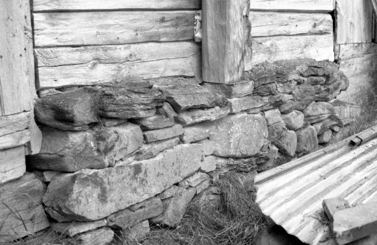Dokumentasjonsbilder i serie av Opshaugløa i sluttfasen av nedtaking og flytting til Sunnmøre Museum.