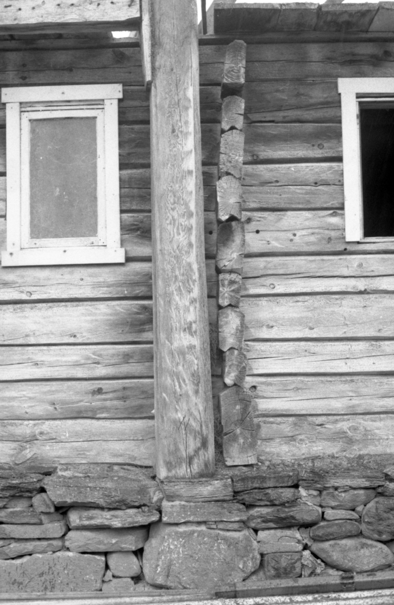 Dokumentasjonsbilder i serie av Opshaugløa i sluttfasen av nedtaking og flytting til Sunnmøre Museum.