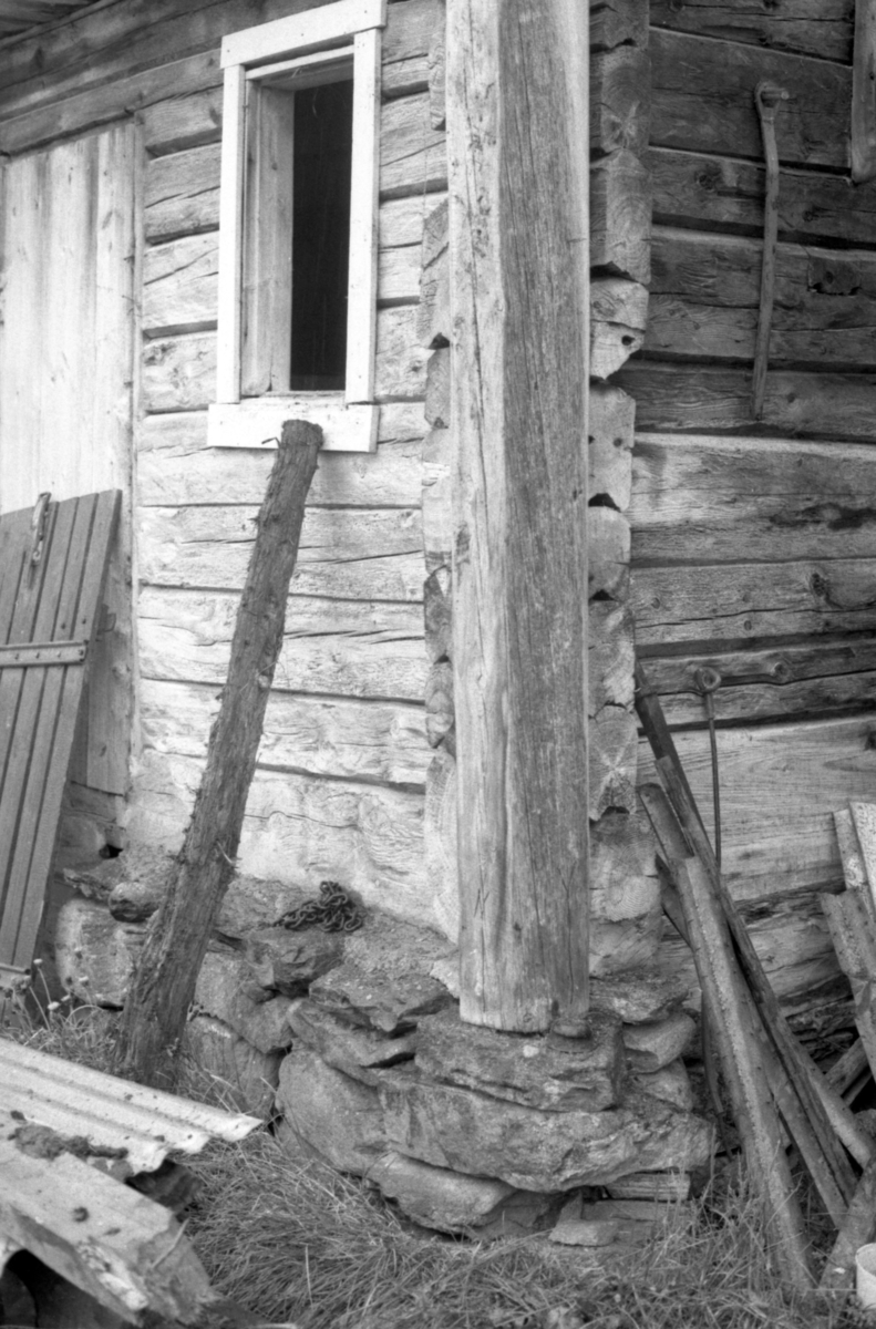 Dokumentasjonsbilder i serie av Opshaugløa i sluttfasen av nedtaking og flytting til Sunnmøre Museum.