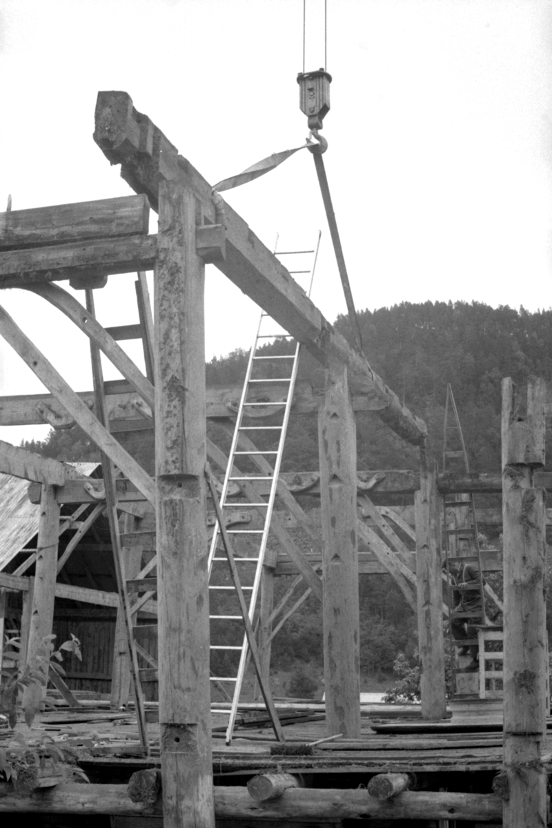 Dokumentasjonsbilder i serie av Opshaugløa i sluttfasen av nedtaking og flytting til Sunnmøre Museum.