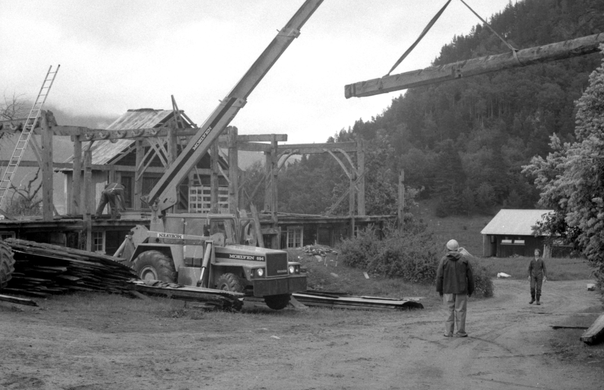 Dokumentasjonsbilder i serie av Opshaugløa i sluttfasen av nedtaking og flytting til Sunnmøre Museum.