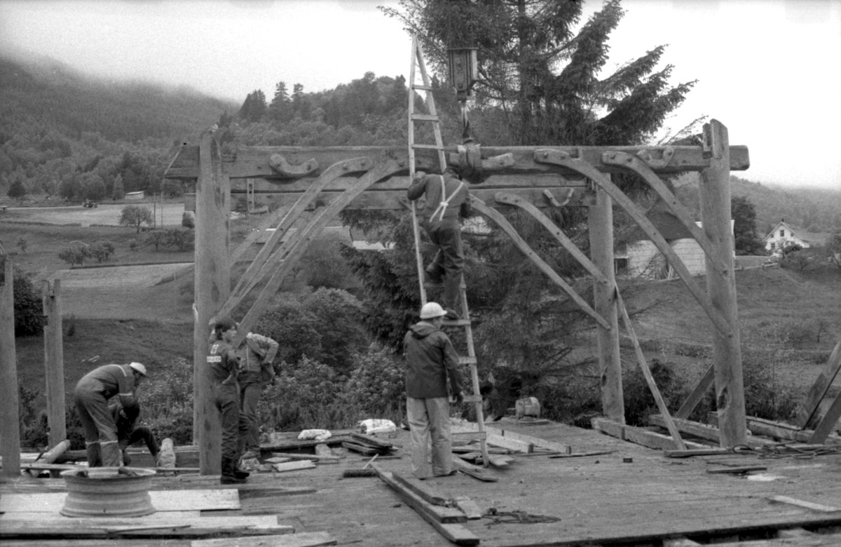 Dokumentasjonsbilder i serie av Opshaugløa i sluttfasen av nedtaking og flytting til Sunnmøre Museum.