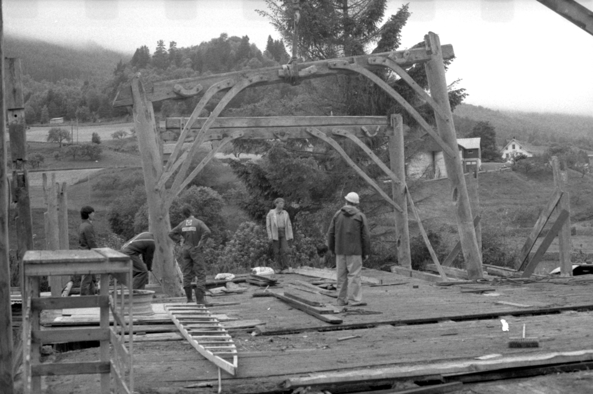 Dokumentasjonsbilder i serie av Opshaugløa i sluttfasen av nedtaking og flytting til Sunnmøre Museum.
