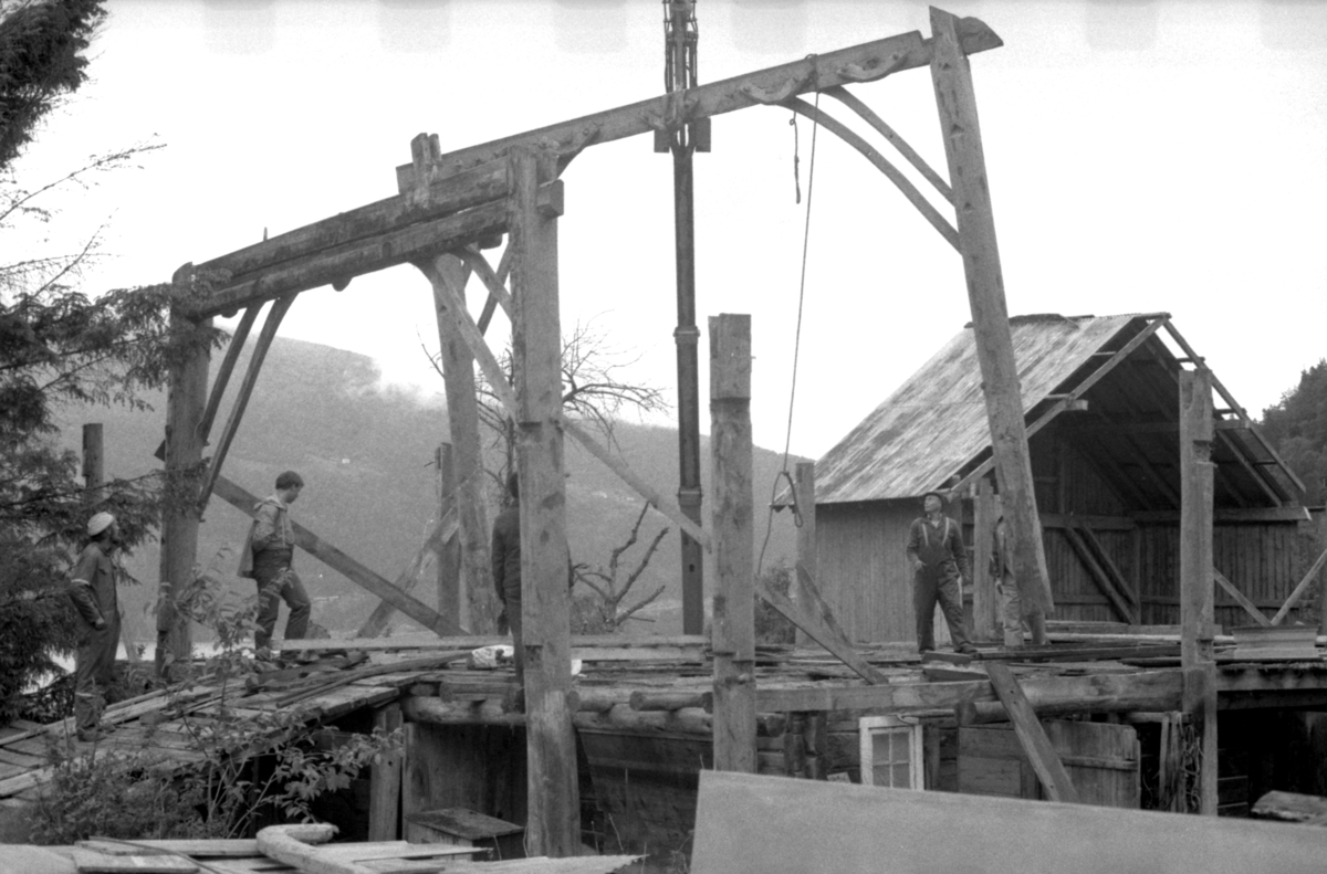 Dokumentasjonsbilder i serie av Opshaugløa i sluttfasen av nedtaking og flytting til Sunnmøre Museum.