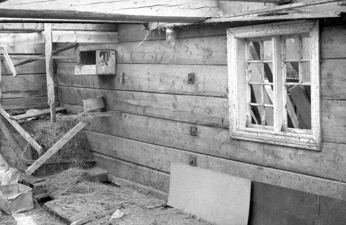 Dokumentasjonsbilder i serie av Opshaugløa i sluttfasen av nedtaking og flytting til Sunnmøre Museum.