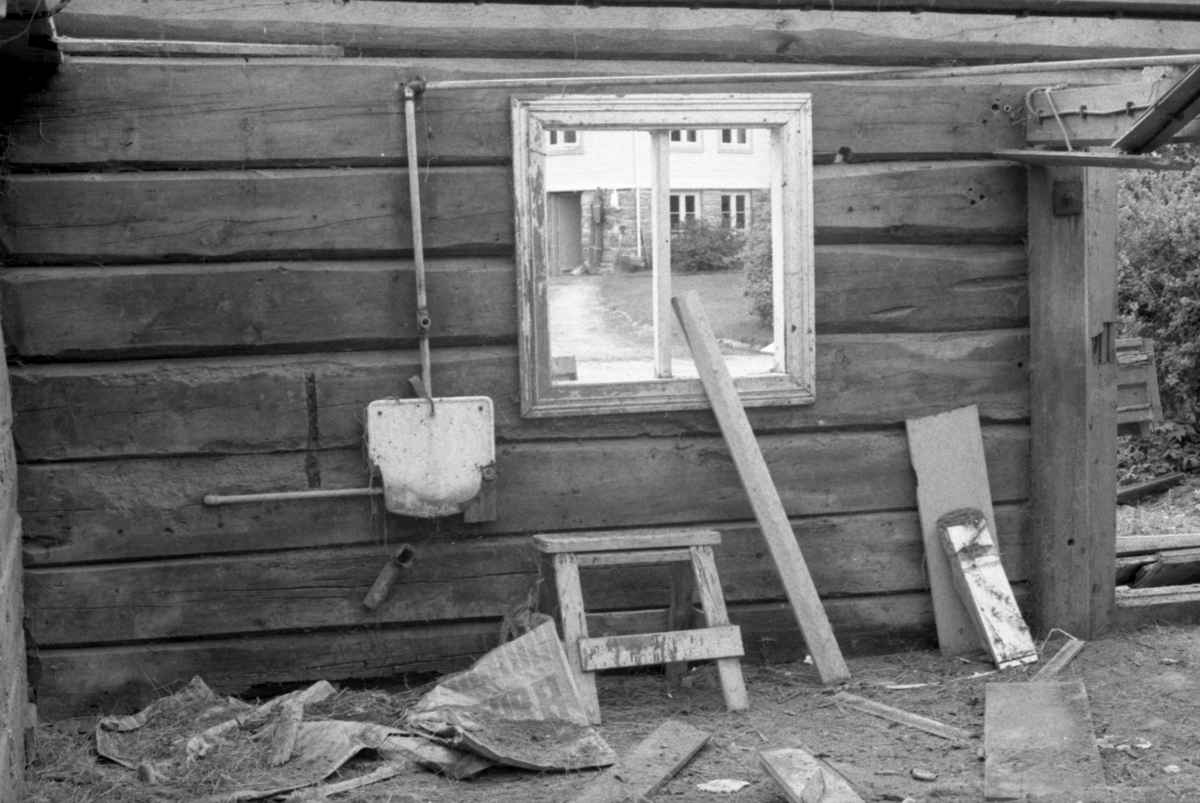 Dokumentasjonsbilder i serie av Opshaugløa i sluttfasen av nedtaking og flytting til Sunnmøre Museum.