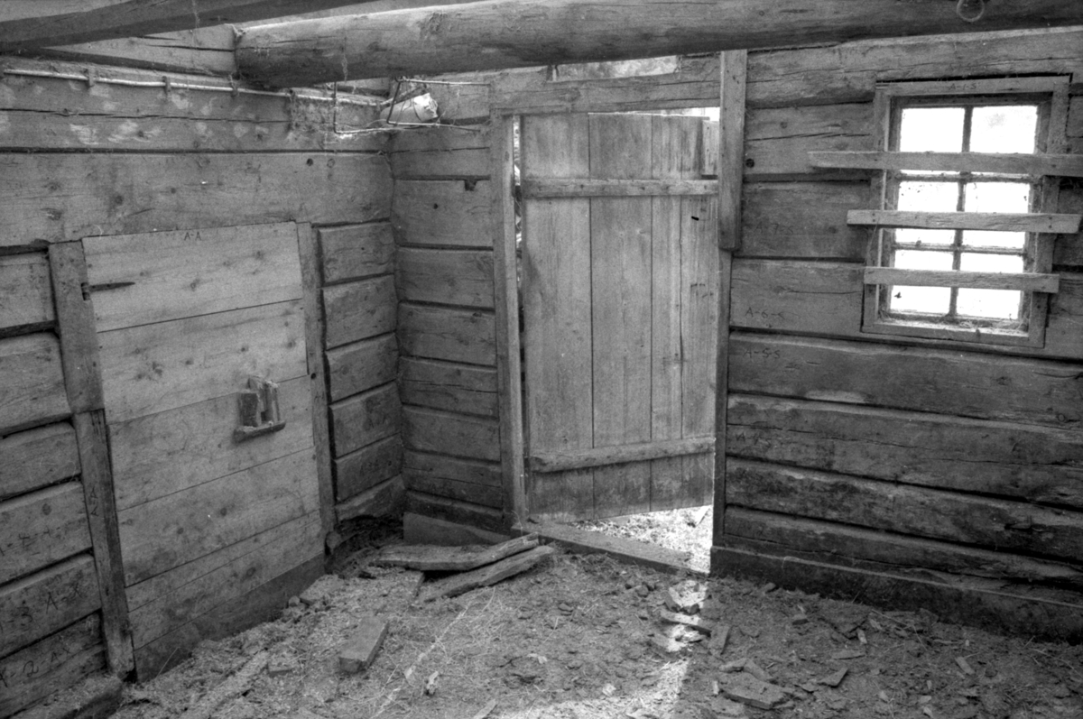 Dokumentasjonsbilder i serie av Opshaugløa i sluttfasen av nedtaking og flytting til Sunnmøre Museum.