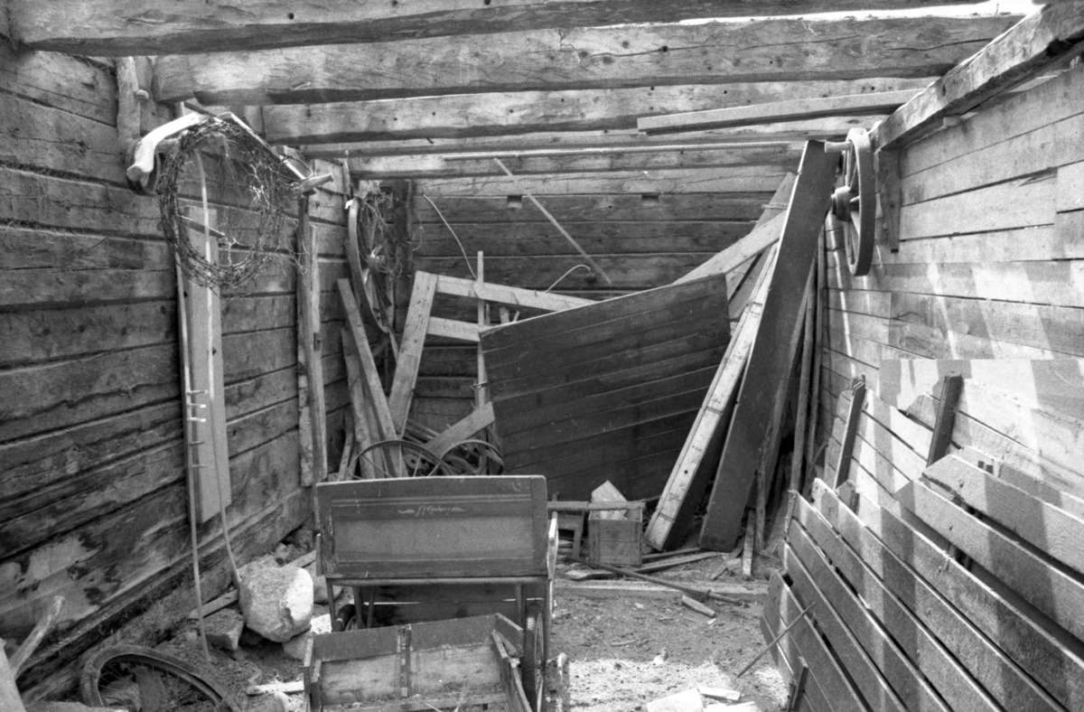Dokumentasjonsbilder i serie av Opshaugløa i sluttfasen av nedtaking og flytting til Sunnmøre Museum.