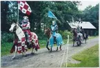 Västgöta lekar på Forsviks bruk. Medeltida tävlingar 25 augusti 2001. Hästburna riddare