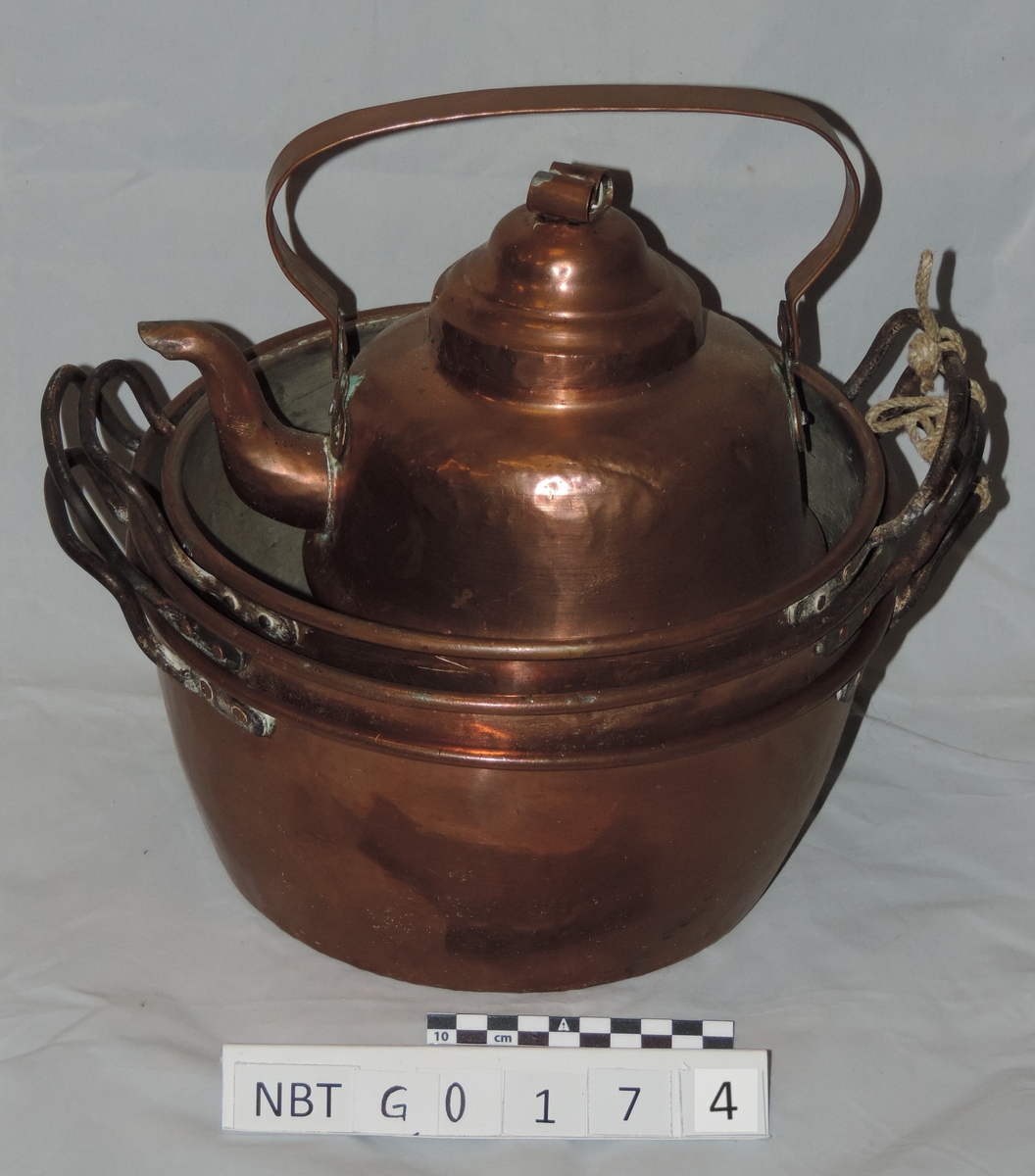 Grytesett bestående av 1 kaffekjele og 3 gryter i kobber. Gitt i bryllupsgave til ekteparet Ødeggard i 1915.