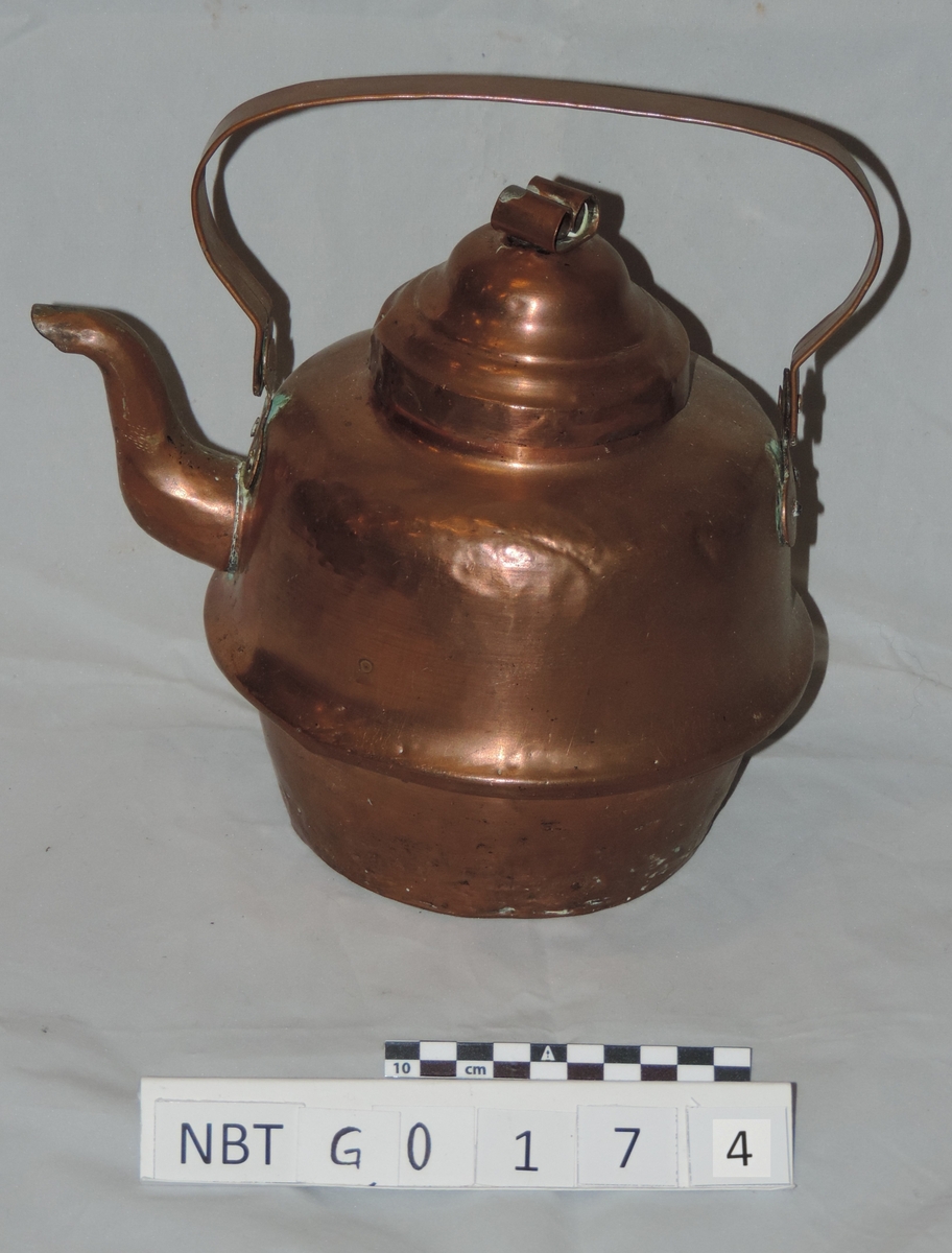 Grytesett bestående av 1 kaffekjele og 3 gryter i kobber. Gitt i bryllupsgave til ekteparet Ødeggard i 1915.
