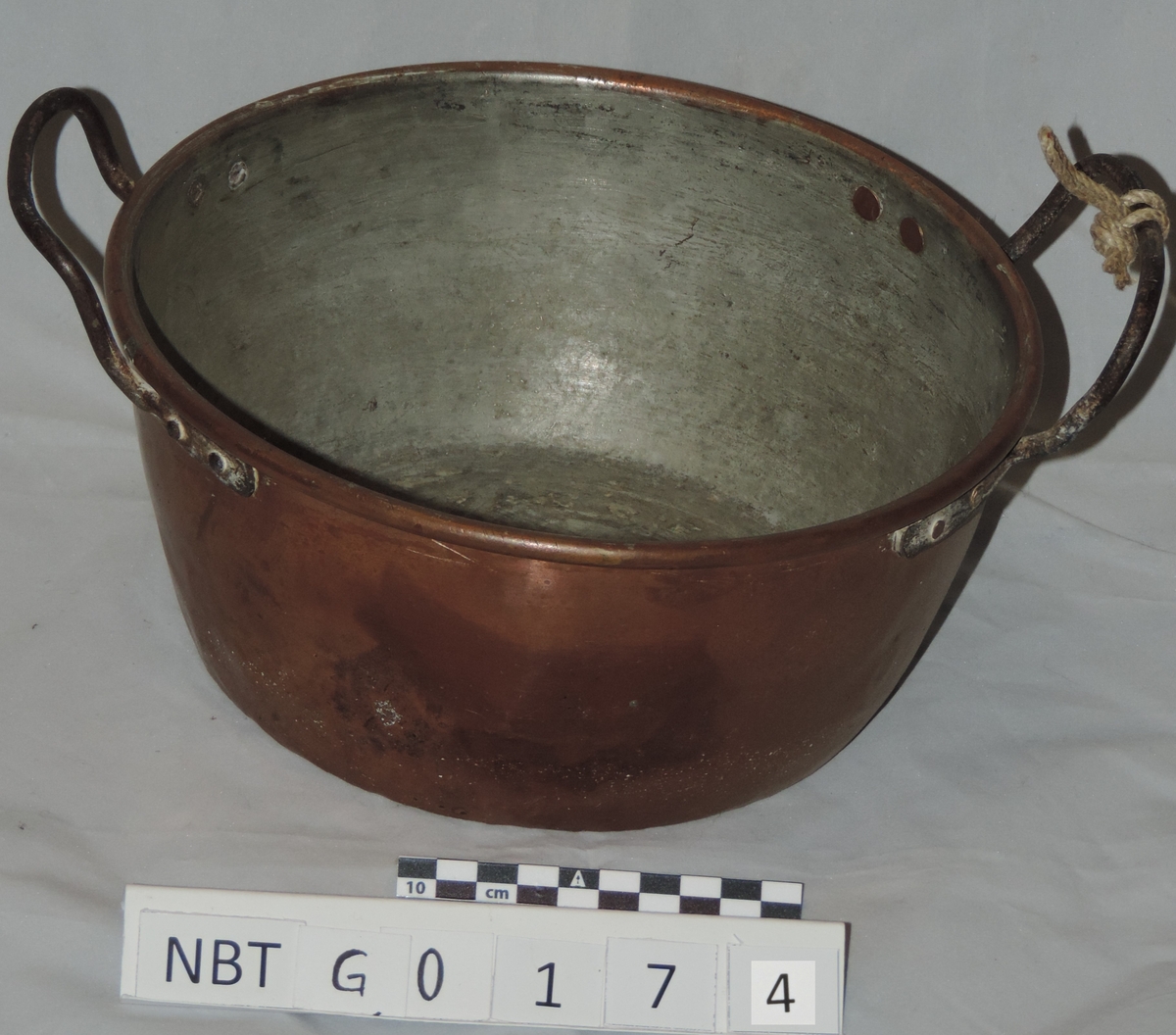Grytesett bestående av 1 kaffekjele og 3 gryter i kobber. Gitt i bryllupsgave til ekteparet Ødeggard i 1915.